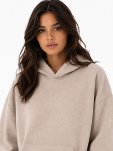Sweat-shirt à capuche surdimensionné beige de qualité supérieure pour femme, en mélange de coton doux, avec poche kangourou classique et manches longues - Product Image 4