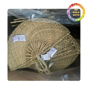 Éventail unique en jonc tressé, fait main, en herbe naturelle, disponible en différentes couleurs, tailles et formes pour l'été - Product Image 3
