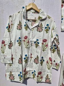 Conjunto de Pijama de Algodón con Estampado Floral para Mujer |   Traje de Dormir Indio a Rayas Hecho a Mano |   Ropa de Casa de Muselina Suave - Product Image 4