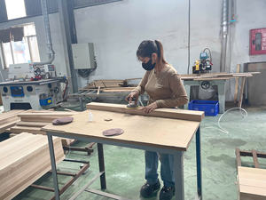 Protection de sécurité durable et écologique pour les escaliers, fabriquée en bois de peuplier massif, avec des embouts interchangeables en forme de pyramide et de capuchons plats, fabriquée par une usine professionnelle - Product Image 5