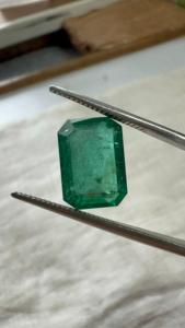 Émeraude naturelle zambienne de 4,93 carats, taille octogonale, pierre précieuse non montée |   Jai Narayan Gems - Pierre précieuse verte authentique, évaluée par un tiers, pour la joaillerie fine - Product Image 4