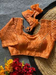 Blusa de diseño plateado con concepto Zari, acolchada y con hermosos latkans, lista para usar, completamente cosida, estilo Banarasi. - Product Image 2