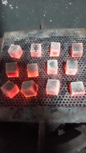 La mejor opción para quienes son apasionados por la barbacoa y fumar hookah: carbón vegetal en briquetas de primera calidad de Indonesia. - Product Image 4