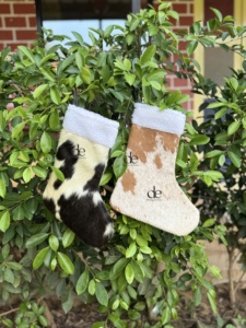 Chaussette de Noël en cuir de vachette au design unique pour la famille, à suspendre au sapin ou au foyer, et sac cadeau pour décoration de fête - Product Image 4