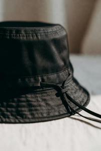 หมวกบักเก็ตปรับได้พร้อมเชือกผูก สีพื้น ผ้าฝ้ายแท้ - Product Image 3