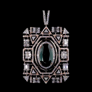 Colgante de Diamante Geométrico de Lujo Cultivado en Laboratorio con Centro de Aspecto Esmeralda |   Joyería nupcial de alta gama - Product Image 1