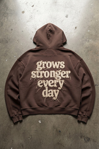 Sudadera con capucha oversize para mujer, marrón, con letras bordadas, de punto, manga larga, con capucha, estilo otoñal, con bordado desgastado - Product Image 2