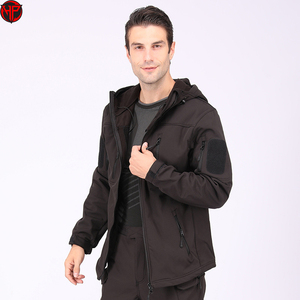 เสื้อแจ็คเก็ตผู้ชายแบบยุทธวิธี ผ้า softshell กันน้ำ กันลม มีฮู้ด เหมาะสำหรับกิจกรรมกลางแจ้ง ล่าสัตว์ มีกระเป๋าหลายช่อง ใช้เป็นชุดทำงานได้ - Product Image 2