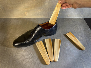 Cuchara de zapatos de madera de fresno hecha a mano, pequeña, tamaño de viaje, compacta, ayuda portátil para ponerse la ropa y los zapatos - Product Image 3