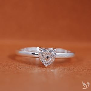 Anillo de Compromiso con Diamante de Laboratorio de 0.5ct en Forma de Corazón, Halo Oculto, Solitario, Certificado IGI en Oro Blanco de 10K - Product Image 1