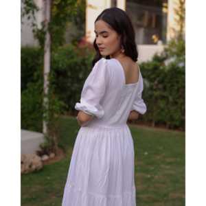 Robe trapèze Cindrella XS avec col carré, dos nu, nœud blanc, tissu respirant et taille naturelle - Product Image 1