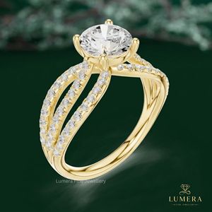 Bague de fiançailles en or jaune avec diamant de laboratoire rond brillant, bague de mariage à triple sangle fendue style Cathédrale - Product Image 5