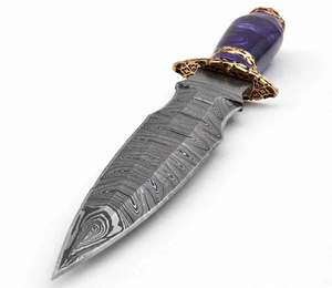Outil utilitaire extérieur artisanal en acier Damas sur mesure, avec garde sculptée en laiton ornemental et manche en résine nacrée violette - Product Image 2