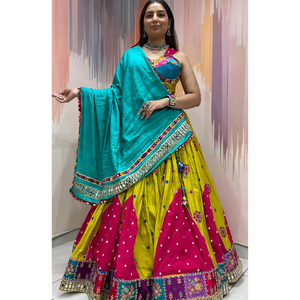 Conjunto de Chaniya Choli de seda de Bombay premium con espejo y lentejuelas, y dupatta de seda rusa bordada para mujer - Product Image 1