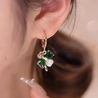 Boucles d'oreilles pendantes tendance en alliage plaqué or avec strass en cristal, style créateur de mode, trèfle à quatre feuilles, bijoux pour femmes