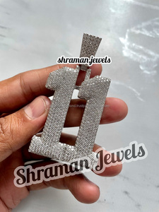 ไอเดียของขวัญสุดฮิต ดีไซน์ฮิปฮอป 3 มิติ แบบใหม่ ประดับเพชรเม็ดใหญ่เคลือบโรเดียมเงินแท้ 925 พร้อมตัวอักษรและหมายเลขที่ระลึก เพชรเลี้ยงในห้องปฏิบัติการ - Product Image 5