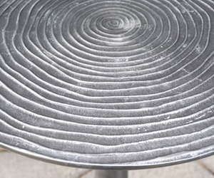 Table d'appoint en métal argenté brossé avec plateau à anneaux concentriques et piétement en forme de goutte d'eau, petite table basse d'appoint, cadeau, en promotion - Product Image 4