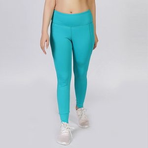 Fournisseur en gros d'ensembles de yoga en nylon et élasthanne, vêtements de sport avec effet froncé aux fesses, conception de logo personnalisé, fabricant à faible MOQ - Product Image 2