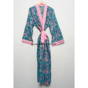 Kimono en pur coton, texture douce et lisse, col en V, design simple et imprimé floral, pour un style décontracté. - Product Image 1