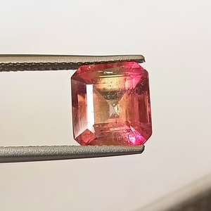 Tourmaline bicolore naturelle de 3,45 carats, qualité Zambie Premium, taille octogonale, pierre précieuse brute, éclat brillant, 8,4x9x6,2mm, jeu de couleurs/feu - Product Image 1