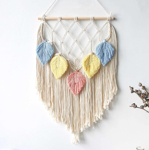 Práctico organizador de bolsillo negro de macramé para colgar en la pared con un anillo de madera disponible a precios de mayorista. - Product Image 4