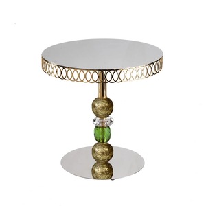 Support à gâteau en cristal avec des sphères dorées et une base en pierres vertes, forme ronde, fait main, pour la présentation de desserts - Product Image 1