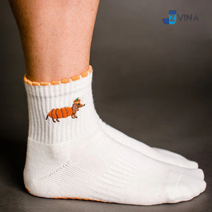 Chaussettes de Pilates personnalisées avec motif brodé Teckel Citrouille pour femmes, usage quotidien pour Halloween, pour les amoureux des chiens et des animaux de compagnie - Product Image 1
