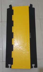 แผ่นกั้นความเร็วแบบพกพา Emco สูง 60 มม. กว้าง 23 นิ้ว ผลิตจากพลาสติก HDPE สำหรับพื้นผิวคอนกรีต รองรับความเร็ว 1-5 ไมล์ต่อชั่วโมง - Product Image 3