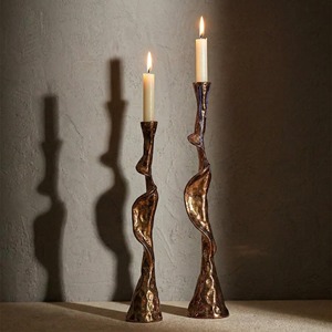 Ensemble de 2 bougeoirs en métal au design torsadé, élégants accessoires de décoration de table pour la maison et les cadeaux, provenant d'Inde - Product Image 4