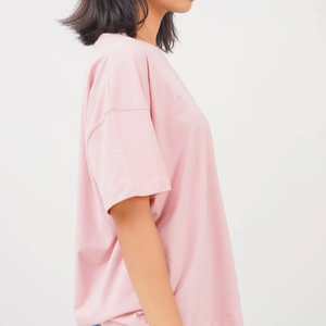 Camisetas personalizadas para mujer diseñadas con una estructura transpirable que proporciona un ajuste cómodo y un look moderno y elegante. - Product Image 5
