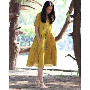 Vestido Largo Plisado Color Amarillo Mostaza para Mujer, Cuello en V, Manga Abullonada, 100% Algodón Ecológico, Corte Holgado Informal, Cintura Natural - Product Image 3