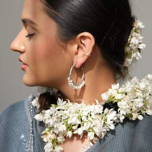 Boucles d'oreilles élégantes en argent et perles Meera Jaipur - Product Image 5