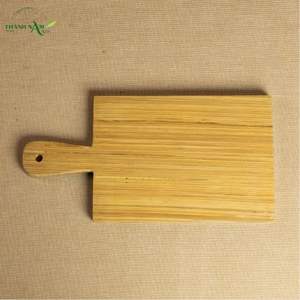 Planche à découper carrée en bois avec poignée - Écologique, durable, non toxique, passe au lave-vaisselle - Product Image 6