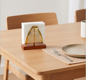 Porte-serviettes moderne en métal doré avec base en bois, design sur pied pour la maison, la cuisine et la restauration - Product Image 5