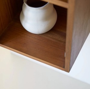 Armoire de rangement murale en bois massif pour salle de bain, design mid-century, avec porte à lattes, idéale pour les salles de bain d'hôtel - Product Image 5