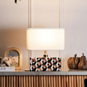 โคมไฟตั้งโต๊ะเคลือบลายเรขาคณิตพร้อมโคมผ้า |   โคมไฟข้างเตียงดีไซน์โมเดิร์นฟาร์มเฮาส์ ขั้วหลอด E26/E27 สำหรับใช้ในโรงแรม |   เรียบง่าย - Product Image 2