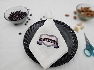 Servilletas de Lino Bordadas Personalizadas, Juego de Servilletas con Nombre Personalizado Hechas a Mano para Cena de San Valentín y Decoración Romántica del Hogar - Product Image 2