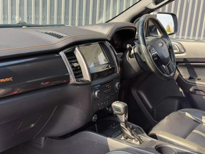 Pick-up double cabine d'aventure 2024 d'occasion, style Wildtrak, transmission automatique, transmission intégrale - Product Image 3