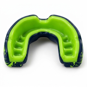 Protector bucal ligero con construcción flexible, bordes suaves y forma cómoda, adecuado para boxeo y artes marciales. - Product Image 4