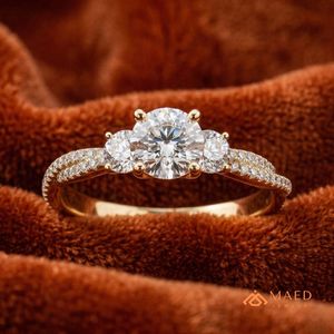 Bague à trois pierres en moissanite pour femme, couleur or, bijoux de fiançailles, de mariage et d'anniversaire, style élégant pour un usage quotidien - Product Image 3