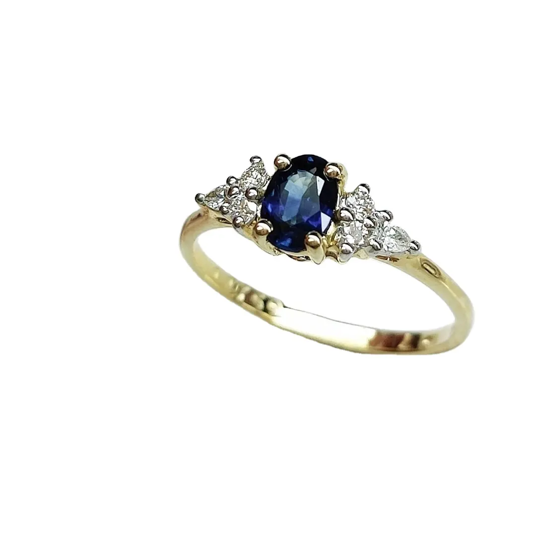 A blue sapphire 18K gold/white gold ring with diamond