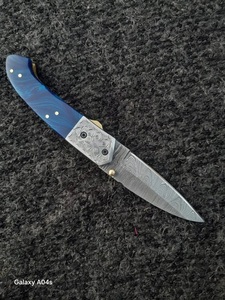 Couteau pliant artisanal en acier Damas de qualité industrielle avec manche en Santal et étui en cuir pour le camping en plein air - Product Image 2