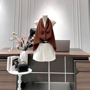 Elegante Conjunto de Top Halter de Color Sólido con Minifalda para Oficina y Uso Casual - Product Image 1