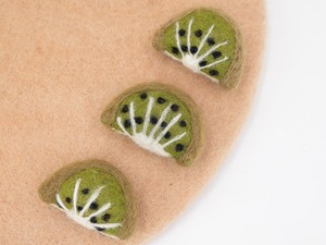 Rodajas de kiwi de fieltro de lana, frutas fieltreadas para la educación infantil, juego de frutas: hechas a mano con lana natural y comercio justo. - Product Image 4