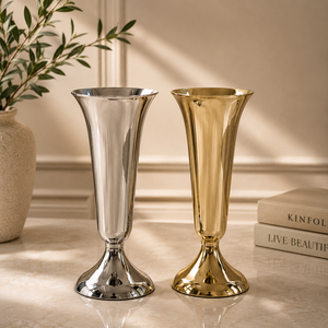 Vase en métal doré avec un design élégant et évasé pour des arrangements floraux saisissants et une décoration de table contemporaine - Product Image 6
