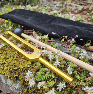 Diapason de méditation 528 Hz pour la thérapie sonore des chakras et marteau dans une boîte en bois (COFFRET CADEAU) - Product Image 1