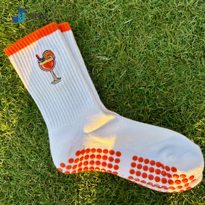 Chaussettes de Pilates blanches personnalisées avec broderie cocktail et semelle antidérapante pour un style décontracté estival JZVINA - Product Image 1