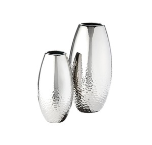 Vase ovale en céramique argentée brillante de luxe |   Vases à fleurs texturés métalliques électro-plaqués pour la décoration de table moderne à la maison - Product Image 3