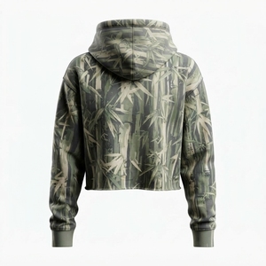 Hoodie court imprimé bambou pour femme – Vêtements d'hiver personnalisés avec poches utilitaires – Style streetwear - Product Image 4