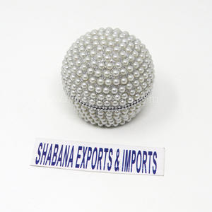 Caja de joyería con patrón brillante y base de metal, caja ovalada con cuentas de perlas blancas para guardar anillos, collares y cadenas. - Product Image 2